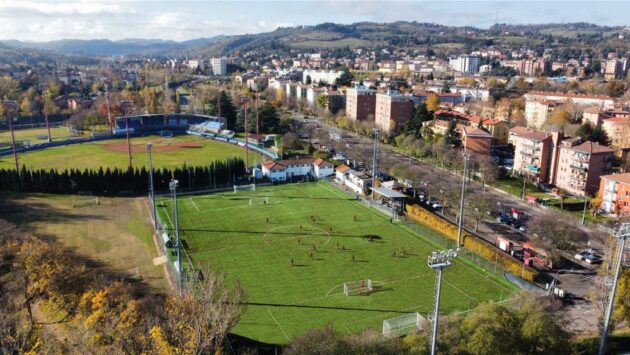 Oggi, la città di Bologna ha celebrato l'inaugurazione ufficiale del campo in erba artificiale Alberto Mario all’interno del quartiere Savena a Bologna, un'emozionante occasione che promette di diventare un punto di riferimento per gli appassionati di sport di tutta la città. L'apertura del nuovo impianto rappresenta un importante passo avanti nel promuovere uno stile di vita attivo e sano nella comunità bolognese.