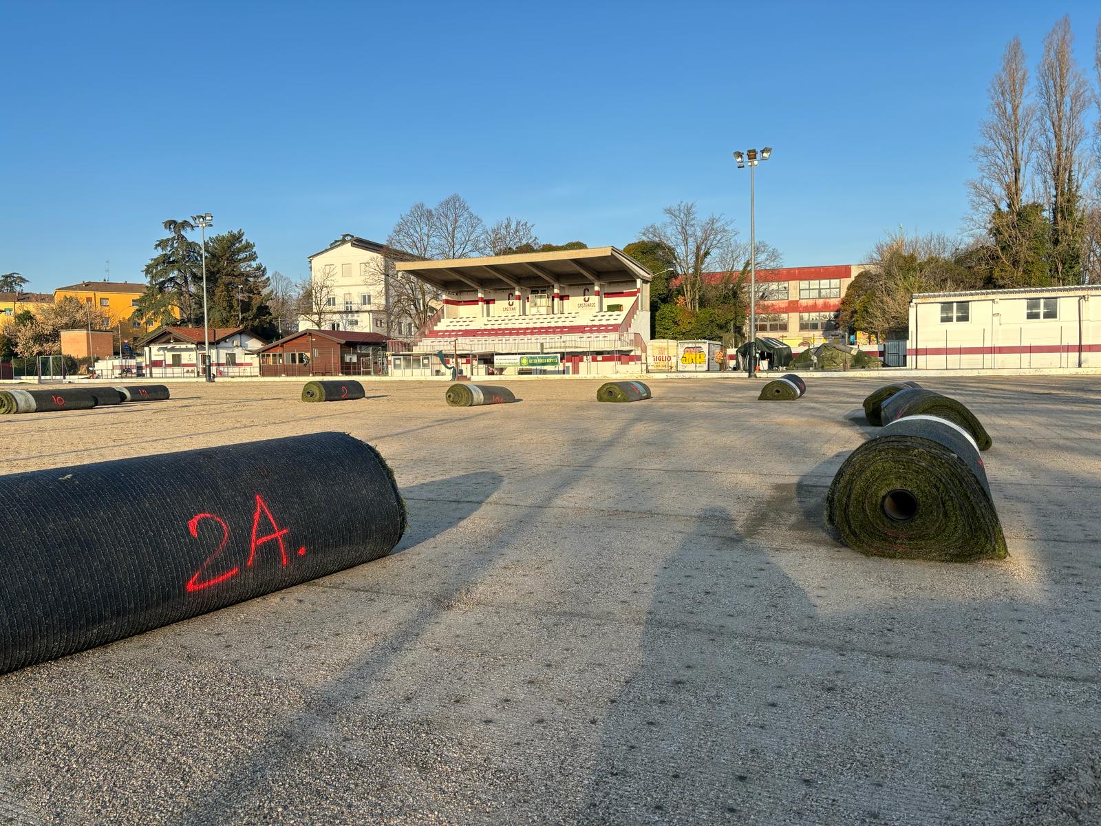 L'immagine mostra il cantiere di rifacimento del campo sportivo presso lo stadio Negrini a Castenaso.