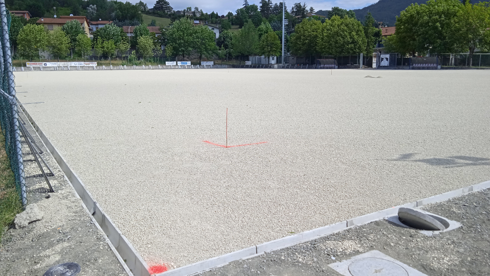 La foto mostra i lavori di riqualificazione del Campo da Calcio Adelmo Adalberti in pieno svolgimento. Gli operai sono impegnati nella posa del nuovo manto in erba artificiale, un prodotto di alta qualità che garantirà prestazioni eccellenti e una lunga durata nel tempo. Il campo, una volta completati i lavori, sarà un vero e proprio gioiello per la città di Firenzuola e un punto di riferimento per il calcio locale.