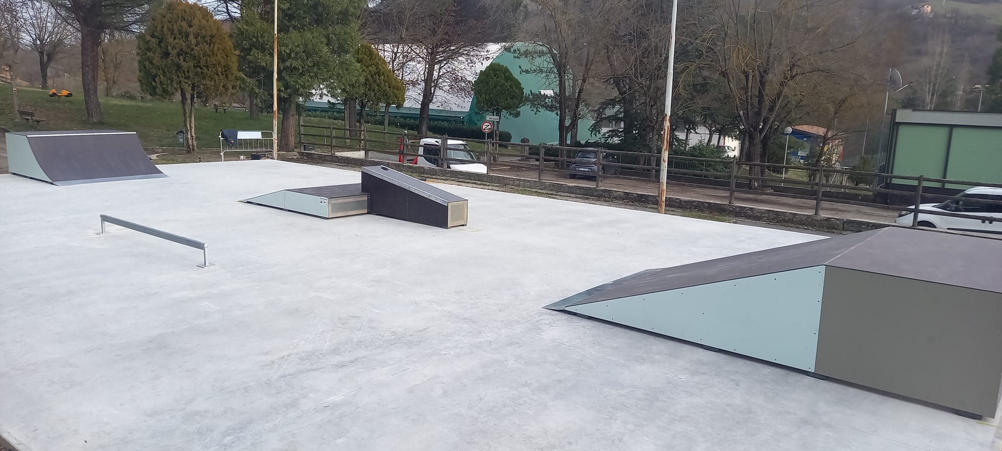 skatepark Vista di uno skatepark moderno con rampe e attrezzature certificate, progettato in conformità con le normative EN 14974 e DM 18/03/96 per garantire la sicurezza degli utenti. Un esempio di infrastruttura sportiva all'avanguardia per la pratica dello skateboarding.
