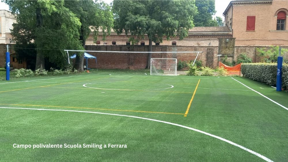 Campo polivalente Scuola Smiling a Ferrara con erba sintetica. Un esempio di impianti sportivi multifunzionali in erba sintetica in Emilia Romagna, ideale per ridotta manutenzione e resistenza all’uso intensivo. Realizzazione Green Power Service, specializzata in progettazione e manutenzione erba artificiale per campi sportivi a Bologna e oltre.