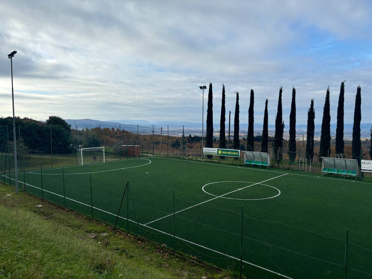 Panoramica del nuovo campo da calcio in erba artificiale di Castellina in Chianti, realizzato per il calcio femminile. Questo campo rappresenta un punto di riferimento per il campionato di calcio femminile, offrendo una superficie moderna, sicura e performante per allenamenti e competizioni, contribuendo allo sviluppo del calcio femminile nel territorio.