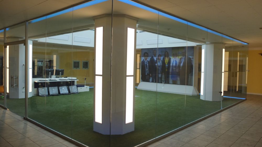 L’immagine mostra una moderna Green Room all’interno di un centro Isokinetic, caratterizzata da una pavimentazione antitrauma in erba artificiale, progettata per garantire sicurezza e comfort durante la riabilitazione neuromotoria. La stanza, delimitata da pareti in vetro e dotata di illuminazione avanzata, è uno spazio innovativo conforme alla normativa UNI EN 1176. Queste superfici rispondono ai Criteri Ambientali Minimi (CAM), assicurando sostenibilità ed efficienza. La Green Room è un ambiente ideale per il recupero funzionale degli atleti, offrendo un ambiente realistico e controllato.