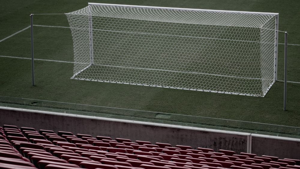 Questa immagine mostra una porta da calcio regolamentare con rete installata, posizionata su un campo in erba naturale. Le dimensioni della porta da calcio, conformi agli standard FIFA, includono una larghezza di 7,32 metri e un'altezza di 2,44 metri. L'inquadratura evidenzia la struttura robusta e professionale della porta, elemento essenziale per garantire prestazioni e sicurezza durante le partite. Questa configurazione è ideale sia per competizioni ufficiali sia per allenamenti, riflettendo l'importanza di utilizzare attrezzature conformi alle normative.
