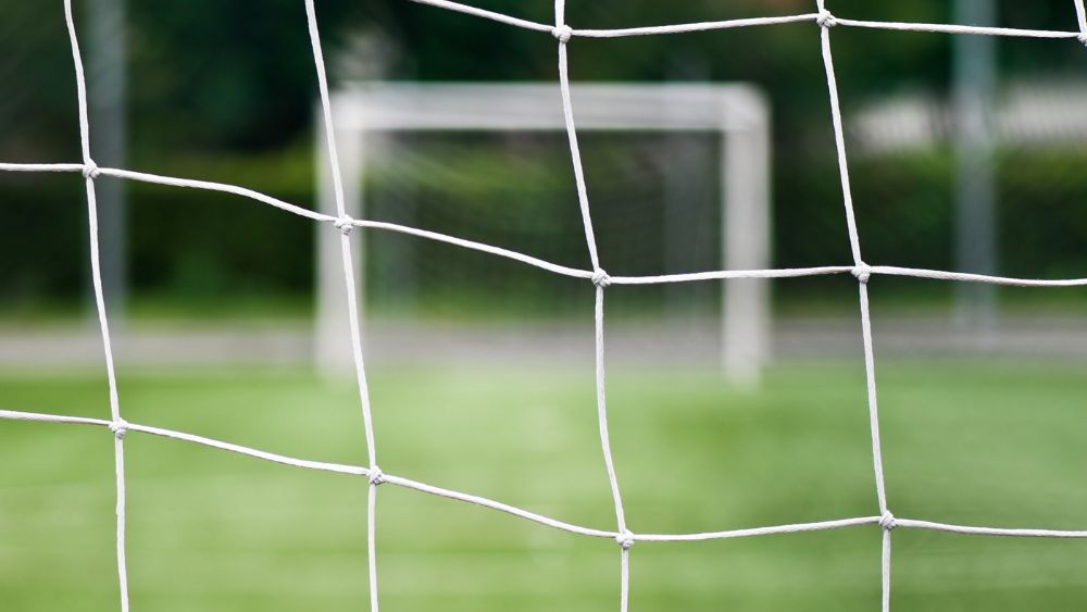 Campo da calcetto a 5 regolare con superficie in erba sintetica, perfettamente segnato secondo le dimensioni standard del calcetto 5. Ideale per partite amatoriali e ufficiali, conforme alle regole del calcetto a 5 giocatori.
