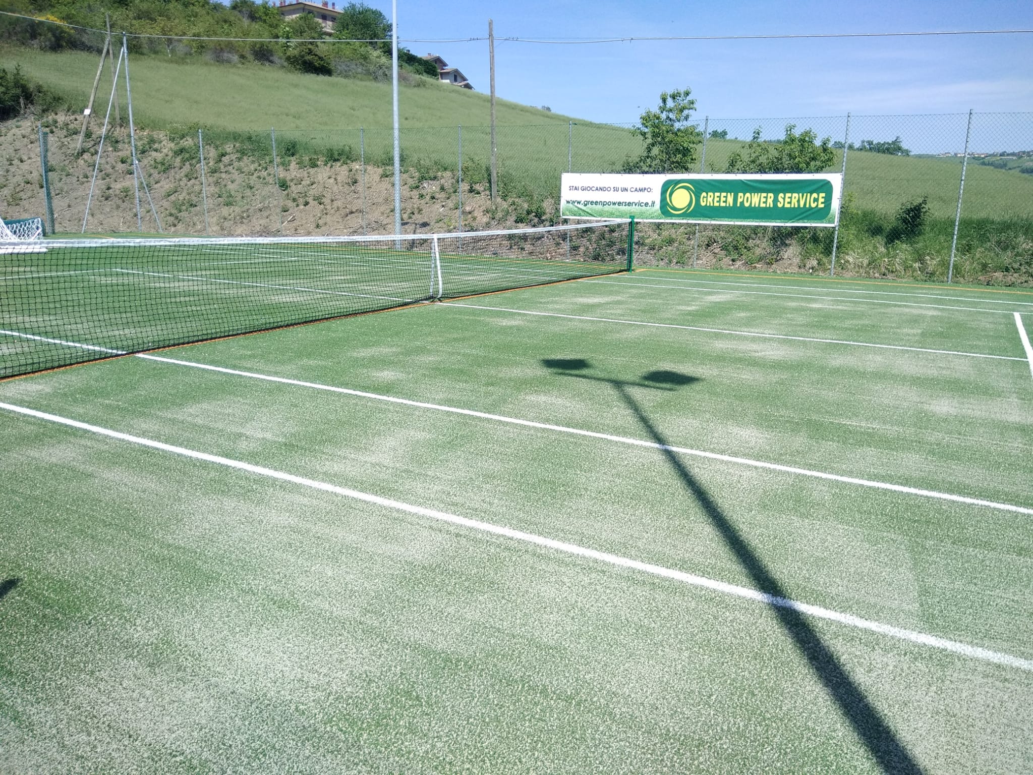 Campo da calcio tennis moderno realizzato con superficie in erba sintetica e rete centrale, ideale per impianti sportivi indoor e outdoor. La struttura rappresenta un campo misto calcetto tennis, progettato per favorire la versatilità e il divertimento. Green Power Service cura ogni fase della realizzazione campo calcio tennis, garantendo qualità, sicurezza e conformità alle regole del calcio tennis.