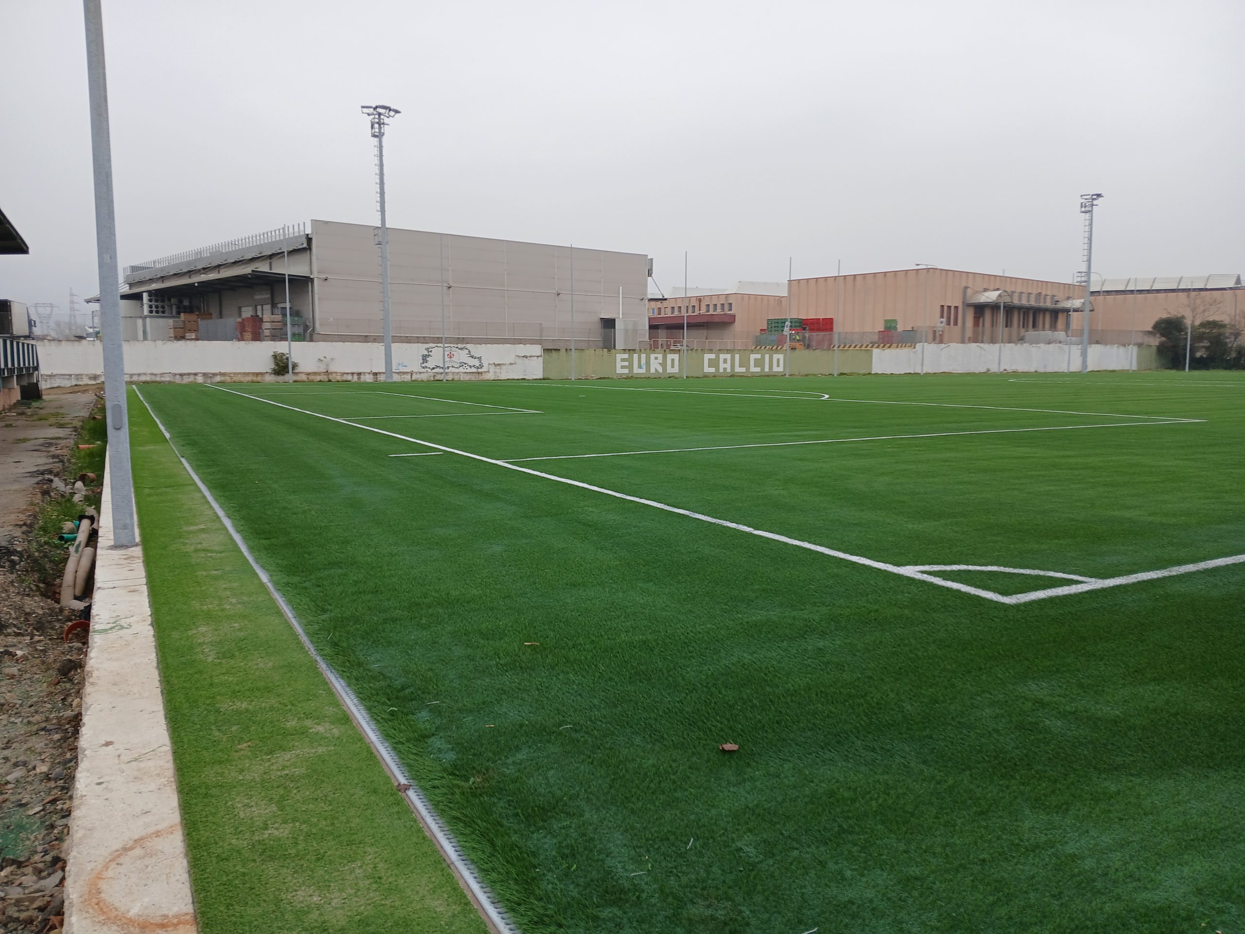 Veduta dall’alto di un campo da calcio regolamentare con linee ben visibili, inclusi i bordi lunghi, la zona neutra, le aree di rigore e il cerchio centrale. L’immagine illustra perfettamente i metri e la larghezza di un campo da calcio, secondo gli standard FIFA, con un’attenzione alle marcature e alle proporzioni, ideale per progetti Green Power Service.