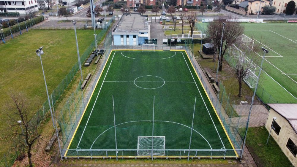 Campo da calcetto a 5 in erba sintetica a Reggio Emilia, realizzato con un nuovo manto artificiale certificato, progettato per garantire prestazioni elevate e sicurezza per tutte le attività sportive.