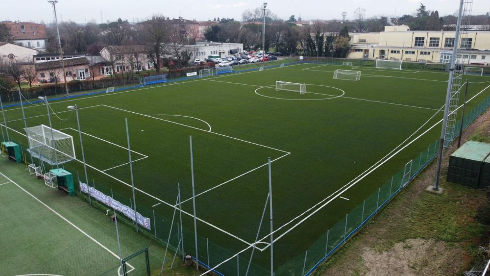 Vista panoramica del campo da calcio a 11 in erba sintetica presso il Centro Tecnico San Rocco di Faenza, realizzato da Green Power Service con drenaggio orizzontale e manto certificato FIGC.