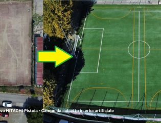 Intervento di manutenzione su campo sportivo in erba sintetica con rigenerazione della superficie e verifica dei rivestimenti antitrauma in Toscana.