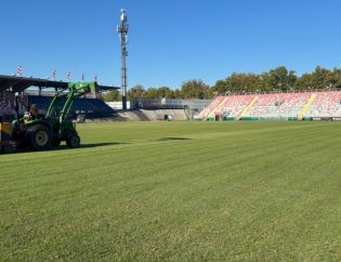 Un trattore specializzato in manutenzione lavora sul campo in erba naturale dello Stadio Cabassi di Carpi, durante un intervento agronomico estivo per il rinforzo del manto erboso in vista della stagione 2025/2026 di Lega Pro.