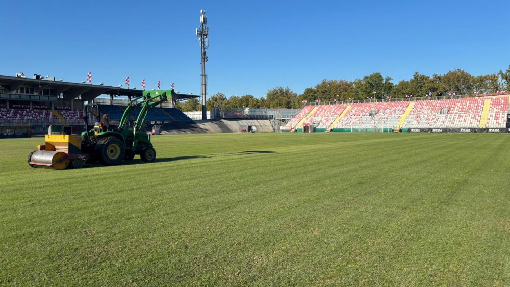 Un trattore specializzato in manutenzione lavora sul campo in erba naturale dello Stadio Cabassi di Carpi, durante un intervento agronomico estivo per il rinforzo del manto erboso in vista della stagione 2025/2026 di Lega Pro.