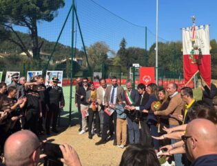 Cerimonia di inaugurazione dell’impianto sportivo di Massa Pisana con autorità e comunità locale davanti al nuovo campo polivalente
