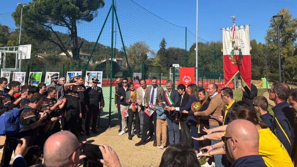 Cerimonia di inaugurazione dell’impianto sportivo di Massa Pisana con autorità e comunità locale davanti al nuovo campo polivalente