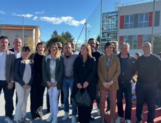 Inaugurazione del nuovo playground polivalente alla scuola Cino da Pistoia con amministrazione, docenti e team Green Power Service