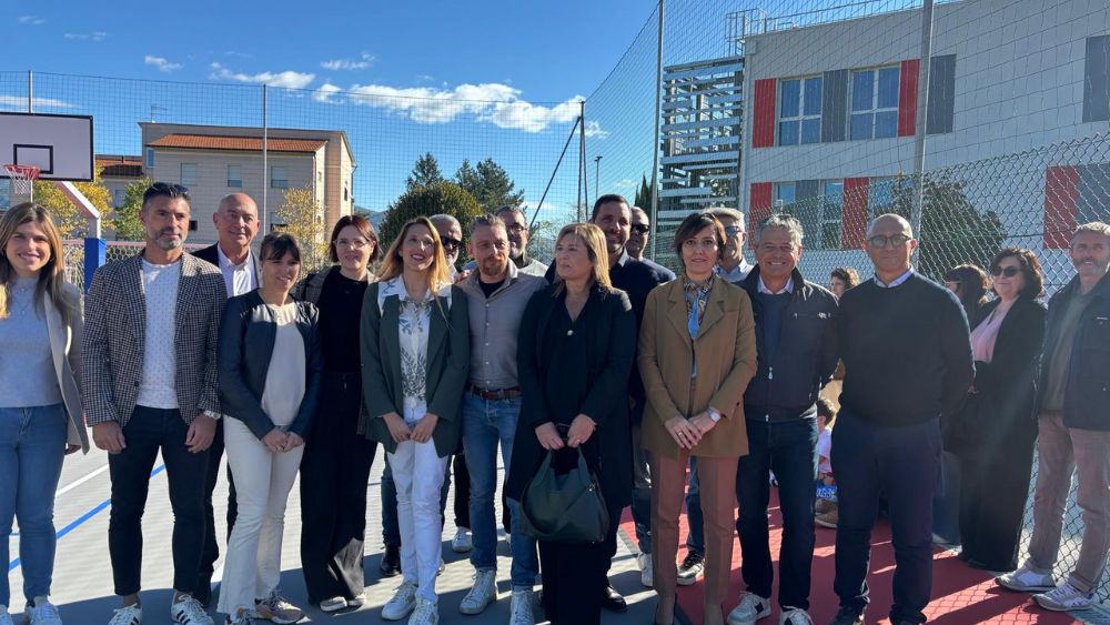 Inaugurazione del nuovo playground polivalente alla scuola Cino da Pistoia con amministrazione, docenti e team Green Power Service