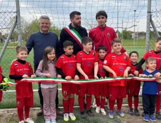 Inaugurazione del nuovo campo da calcetto a Poggio Renatico (FE), uno degli interventi di riqualificazione degli impianti sportivi locali con superficie in erba sintetica e intaso naturale.
