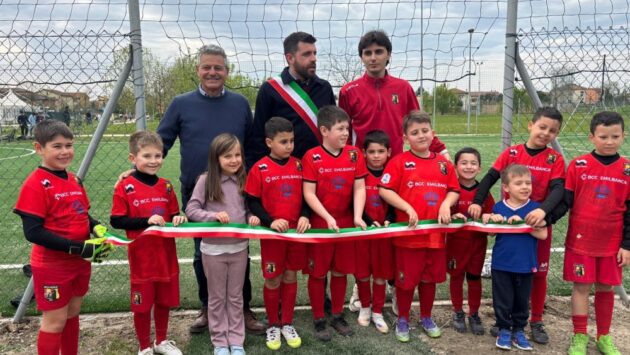 Inaugurazione del nuovo campo da calcetto a Poggio Renatico (FE), uno degli interventi di riqualificazione degli impianti sportivi locali con superficie in erba sintetica e intaso naturale.