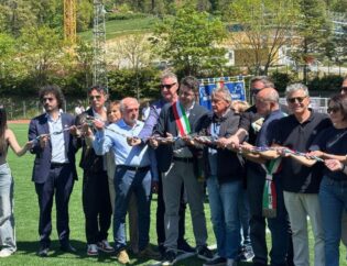 Inaugurazione del nuovo campo sportivo a Pavullo nel Frignano, in provincia di Modena, realizzato in erba sintetica e progettato per il calcio a 11 e le competizioni ufficiali.