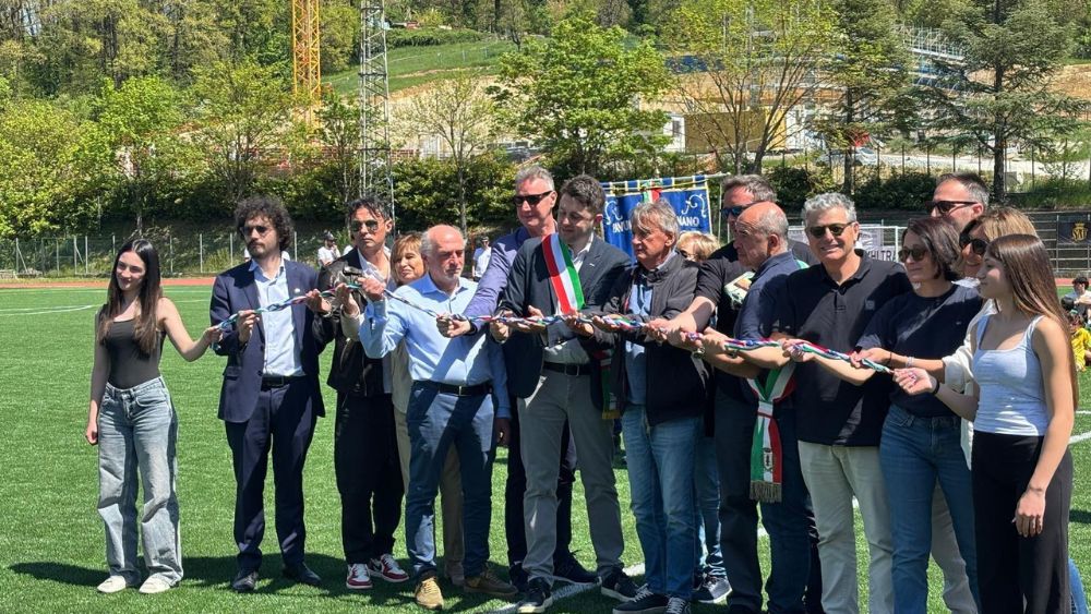 Inaugurazione del nuovo campo sportivo a Pavullo nel Frignano, in provincia di Modena, realizzato in erba sintetica e progettato per il calcio a 11 e le competizioni ufficiali.