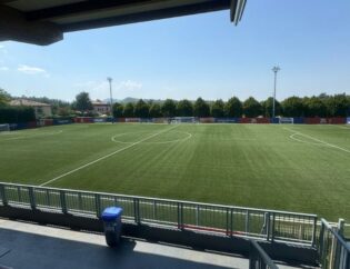 Campo da calcio a 9 dopo il rifacimento e la manutenzione del campo sintetico al Centro Sportivo Filippetti di Zola Predosa, con nuovo manto e materassino prestazionale.