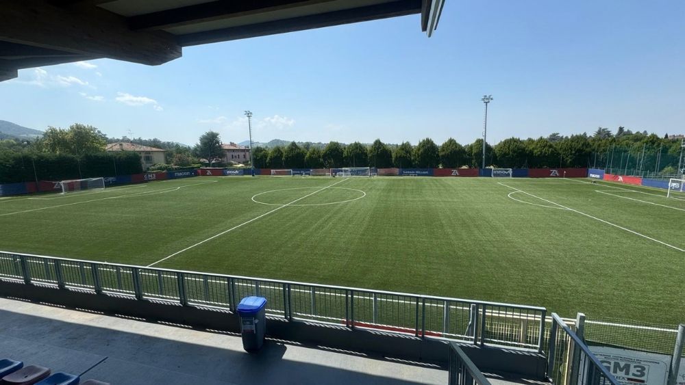 Campo da calcio a 9 dopo il rifacimento e la manutenzione del campo sintetico al Centro Sportivo Filippetti di Zola Predosa, con nuovo manto e materassino prestazionale.