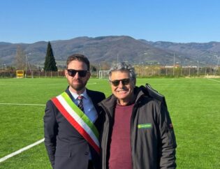 Inaugurazione di uno dei nuovi campi da calcio in erba sintetica in Toscana realizzati da Green Power Service tra Molino del Piano e Agliana, con superficie sportiva di ultima generazione.