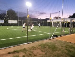 Campo in uso dopo la realizzazione del campo da calcetto in erba sintetica a Filecchio, nel comune di Barga (LU), con illuminazione per attività sportive serali.