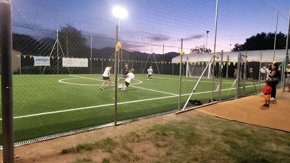 Campo in uso dopo la realizzazione del campo da calcetto in erba sintetica a Filecchio, nel comune di Barga (LU), con illuminazione per attività sportive serali.