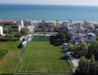 Vista aerea del campo da calcio di Misano Adriatico in erba sintetica, oggetto dell’intervento di rifacimento e manutenzione realizzato da Green Power Service.