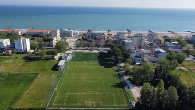 Vista aerea del campo da calcio di Misano Adriatico in erba sintetica, oggetto dell’intervento di rifacimento e manutenzione realizzato da Green Power Service.