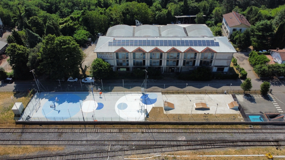 Vista aerea del nuovo campo sportivo polivalente di Marradi, con pavimentazione sportiva in resina acrilica e tracciature dedicate a basket, calcio a 5, baskin e pickleball.